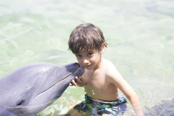 Vacation Lifestyle -Happy Boy hugging a dolphin — Stock Photo, Image