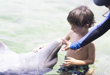 Tatil yaşam tarzı-mutlu çocuk bir yunus sarılma