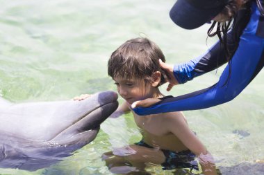 Tatil yaşam tarzı-mutlu çocuk bir yunus sarılma