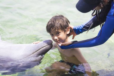 Tatil yaşam tarzı-mutlu çocuk bir yunus sarılma