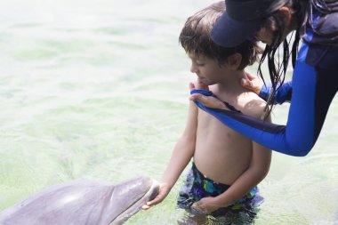 Tatil yaşam tarzı-mutlu çocuk bir yunus sarılma