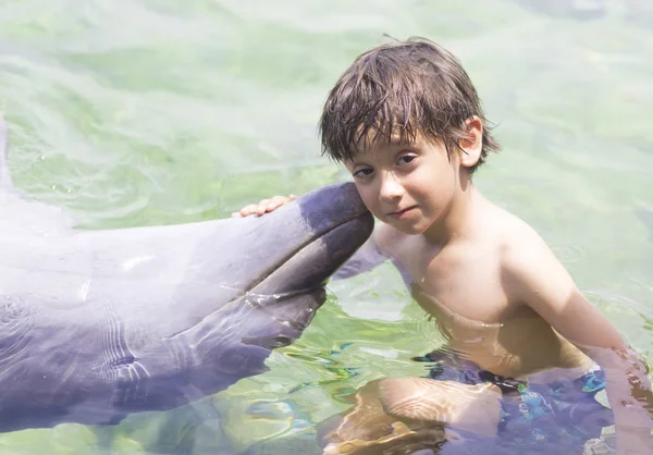 Wakacje życia-chłopiec szczęśliwy tulenie delfina — Zdjęcie stockowe