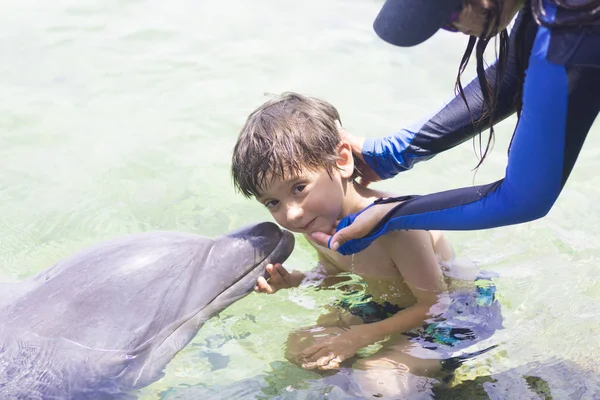 Vacation Lifestyle -Happy Boy hugging a dolphin — Stock Photo, Image