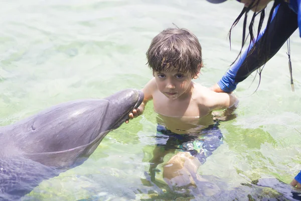 Vacation Lifestyle -Happy Boy hugging a dolphin — Stock Photo, Image