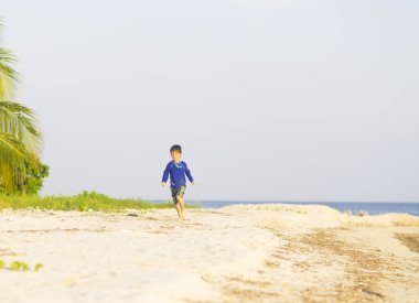 Plajda çalışan mutlu çocuk