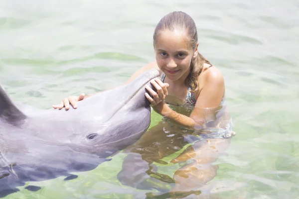 Wakacje życia-nastolatek szczęśliwy tulenie delfina — Zdjęcie stockowe