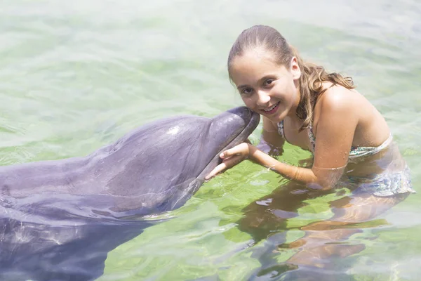 Lebensstil im Urlaub - glücklicher Teenager umarmt einen Delphin — Stockfoto