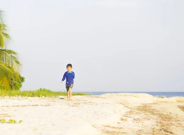 Happy boy running on the beach — Stock Photo, Image