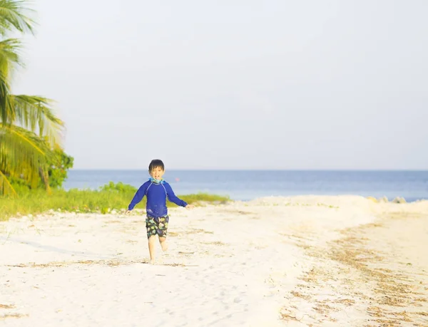 Happy boy running on the beach — Stock Photo, Image