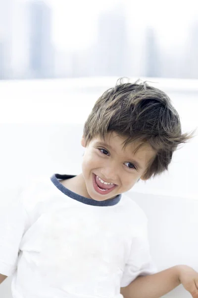 L'été, heureux garçon souriant — Photo