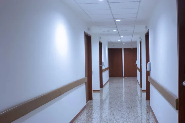 Interior del corredor dentro de un hospital moderno — Foto de Stock