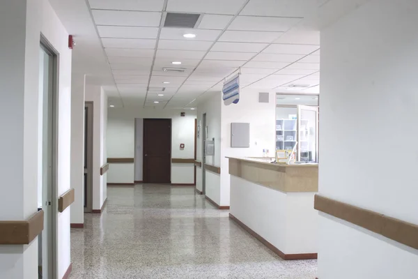 Corridoio interno all'interno di un moderno ospedale — Foto Stock