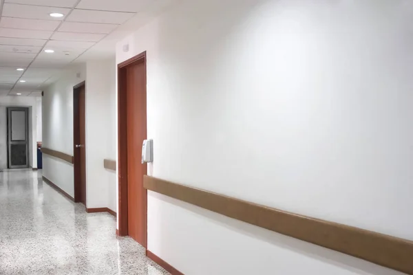 Interior del corredor dentro de un hospital moderno — Foto de Stock