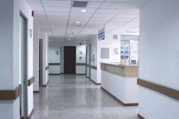 Wnętrze korytarza wewnątrz nowoczesny szpital — Zdjęcie stockowe