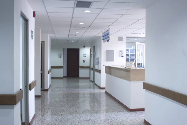 Corredor interior dentro de um hospital moderno — Fotografia de Stock