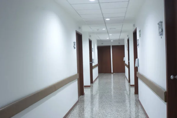 Intérieur du couloir dans un hôpital moderne — Photo