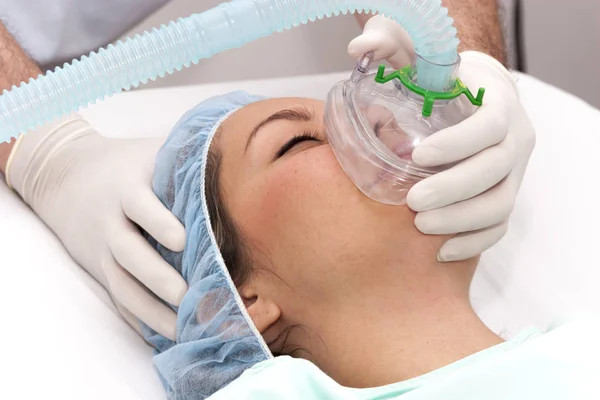Красивая пациентка получает анестезию — стоковое фото