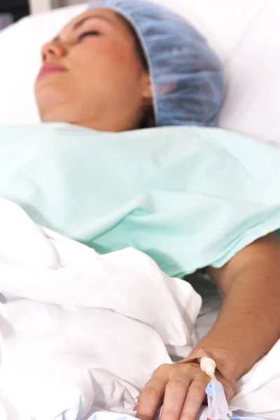 Красивая пациентка лежит в постели — стоковое фото