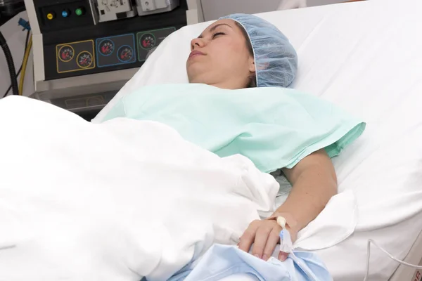 Schöne Patientin im Bett liegend — Stockfoto