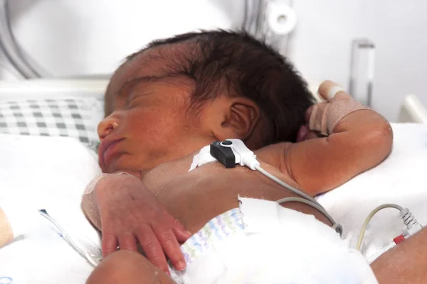 Novorozené dítě uvnitř inkubátoru — Stock fotografie