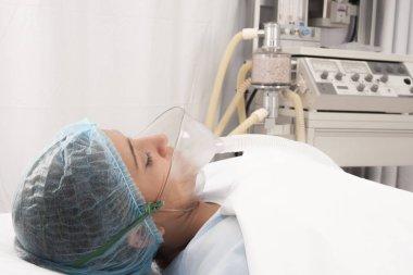 Güzel kadının anestezi alır