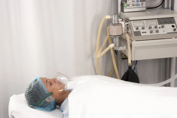 Красивая пациентка получает анестезию — стоковое фото