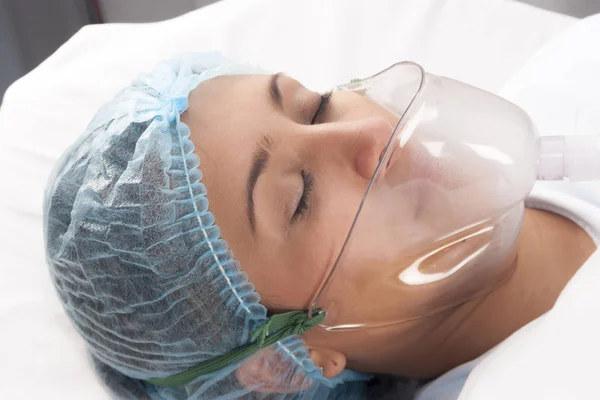 Beautiful patient receives anaesthetic — Stock Photo, Image