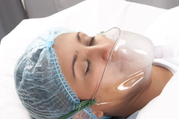 Beautiful patient receives anaesthetic — Stock Photo, Image