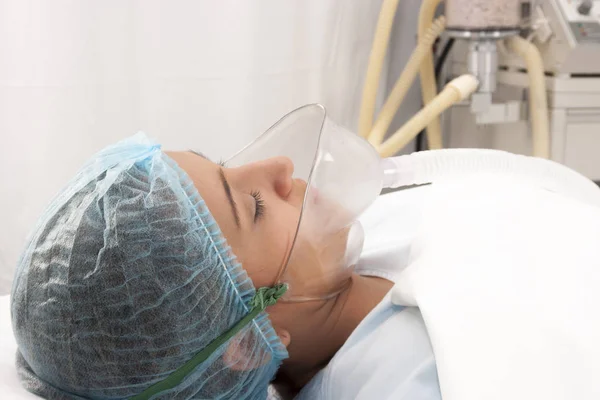 Beautiful patient receives anaesthetic — Stock Photo, Image