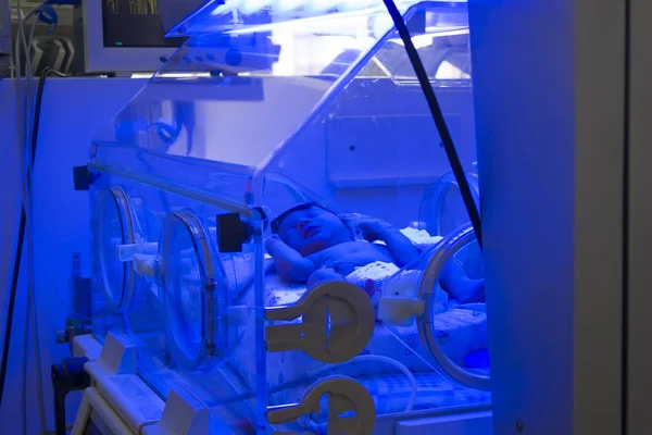 Bebê recém-nascido dentro da incubadora — Fotografia de Stock