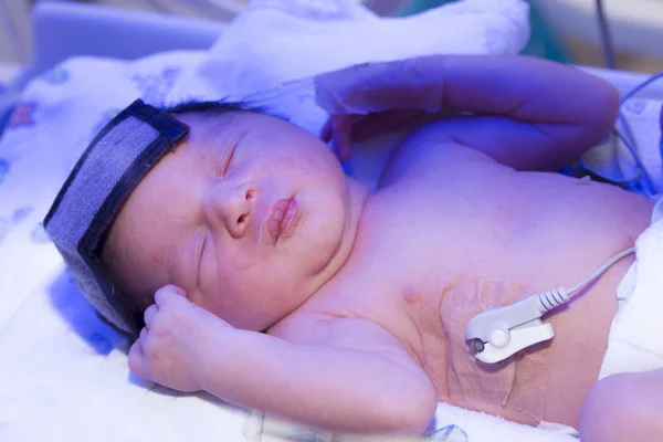 Newborn baby inside incubator — Stock Photo, Image