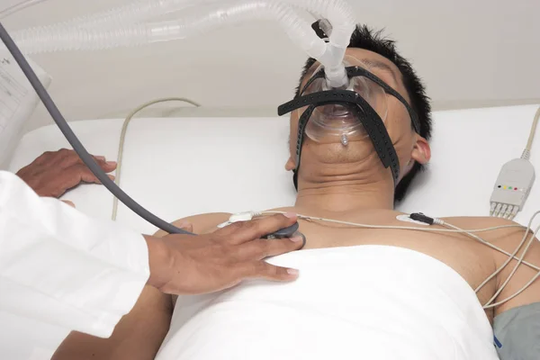 Le patient reçoit une ventilation artificielle — Photo