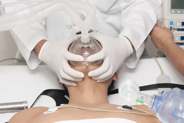 Patient receives artificial ventilation — Stock Photo, Image