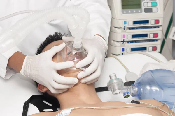 Pacjent otrzymuje sztucznej wentylacji — Zdjęcie stockowe