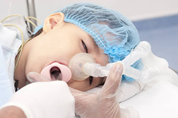 Barn patienten tar emot konstgjord ventilation — Stockfoto