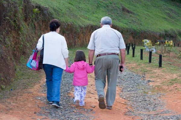 Glada farfar, mormor och barnbarn — Stockfoto