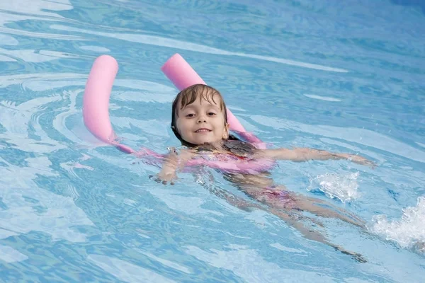 Felice Padre e figlia in piscina — Foto Stock