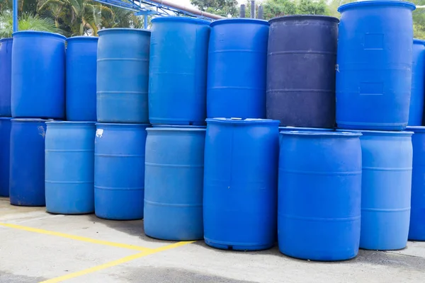 Chemical Plant Plastic Storage Drums Big Blue Barrels — Stock Photo, Image