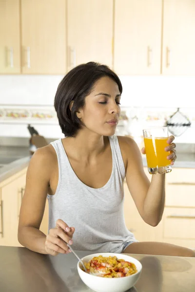 Attractive woman having breakfast — Stock Photo, Image