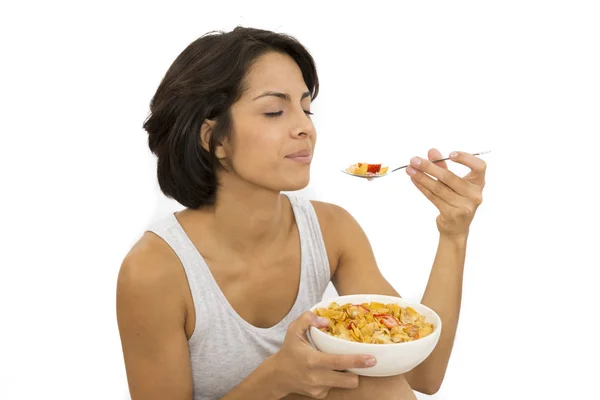 아침 식사 하는 매력적인 여자 — 스톡 사진