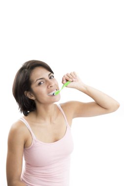 çekici bir kadın diş fırçalama