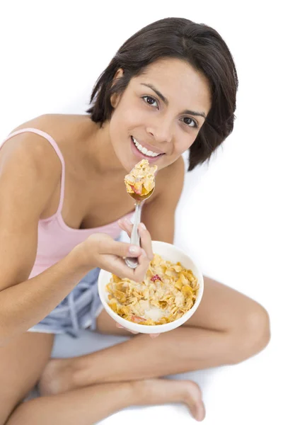 Belle femme prenant le petit déjeuner — Photo