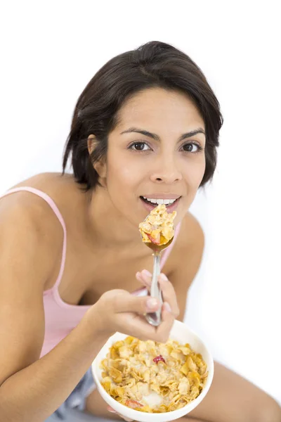 Привлекательная женщина завтракает — стоковое фото