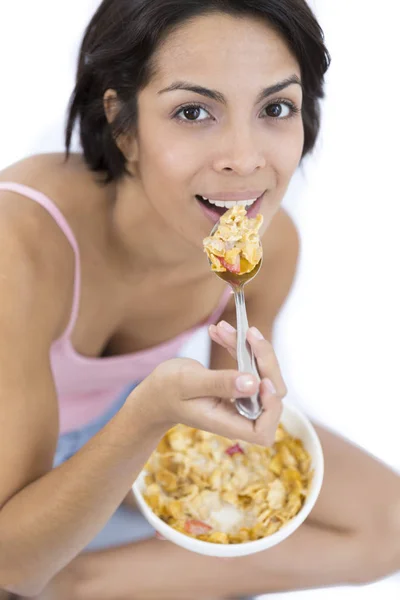 Belle femme prenant le petit déjeuner — Photo