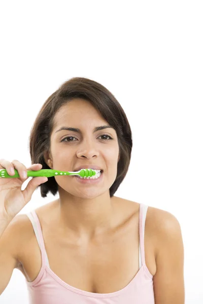 Mujer atractiva cepillándose los dientes —  Fotos de Stock