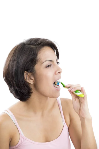 Mujer atractiva cepillándose los dientes —  Fotos de Stock