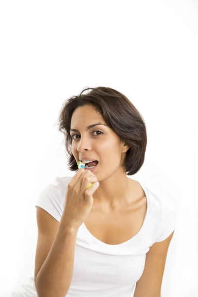 Mujer atractiva cepillándose los dientes —  Fotos de Stock