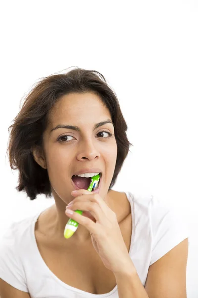 Mujer atractiva cepillándose los dientes —  Fotos de Stock