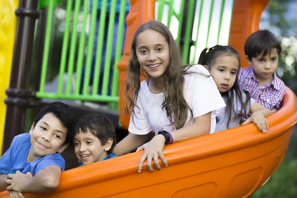 Niños felices divirtiéndose en el parque —  Fotos de Stock