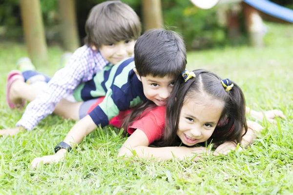 De gelukkige kinderen plezier in het park — Stockfoto
